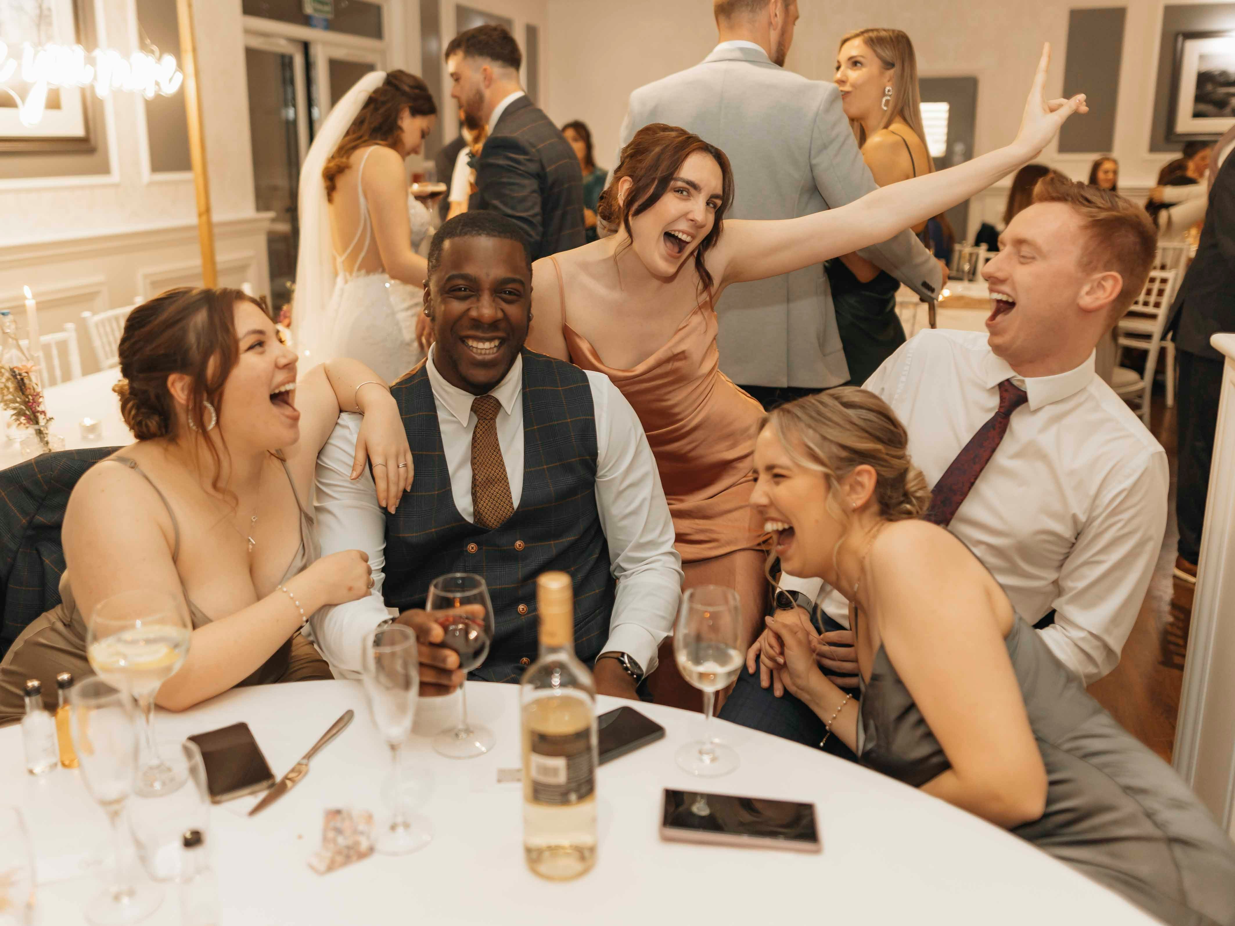 Invités qui rient à table