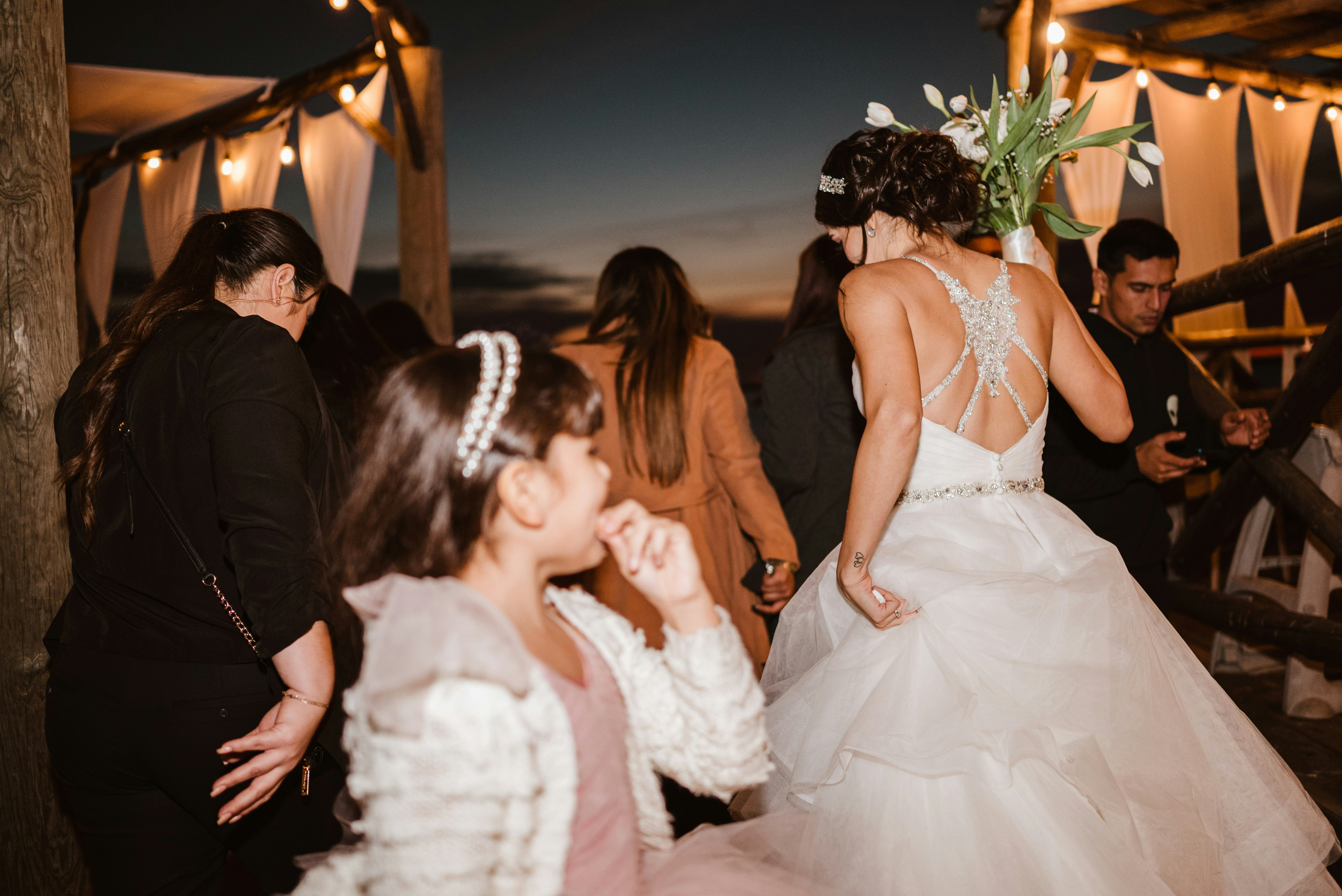 Mariée entourée d'invités en soirée