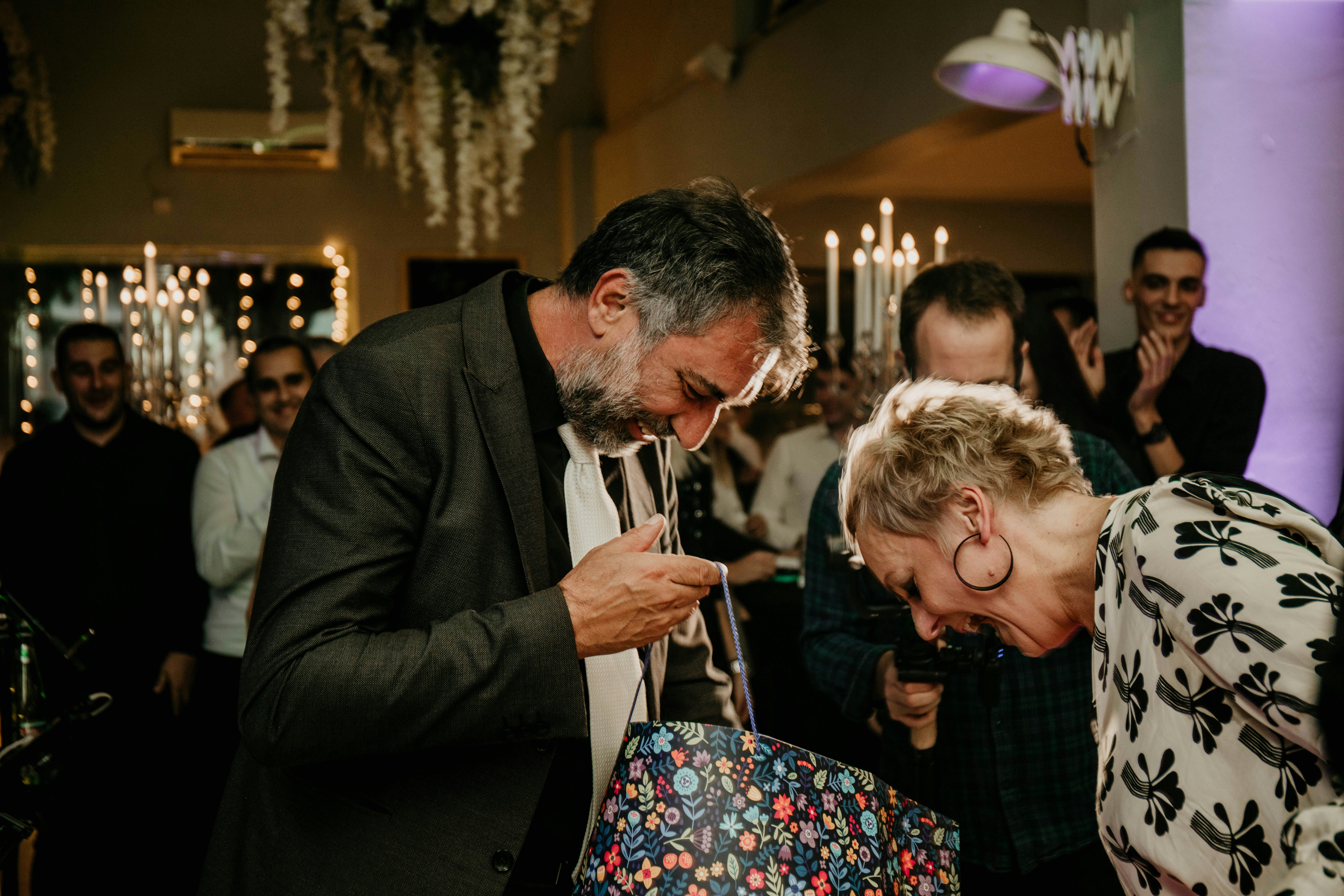 Invités qui rient ensemble